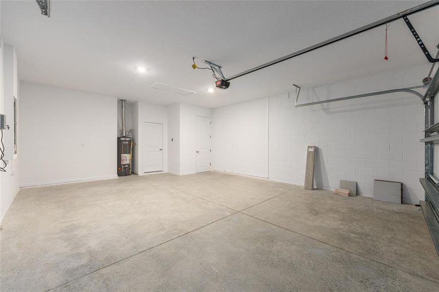 Spacious, unfurnished interior of a new home in , Ocala (Image 32).