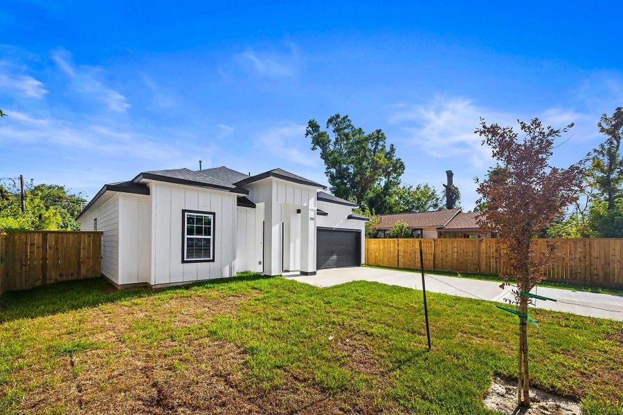 Exterior details and patio area of a home in , Houston (Image 21).