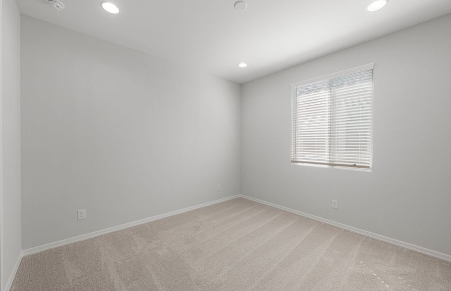 Spacious, unfurnished interior of a new home in Allen Ranches, Litchfield Park (Image 25).