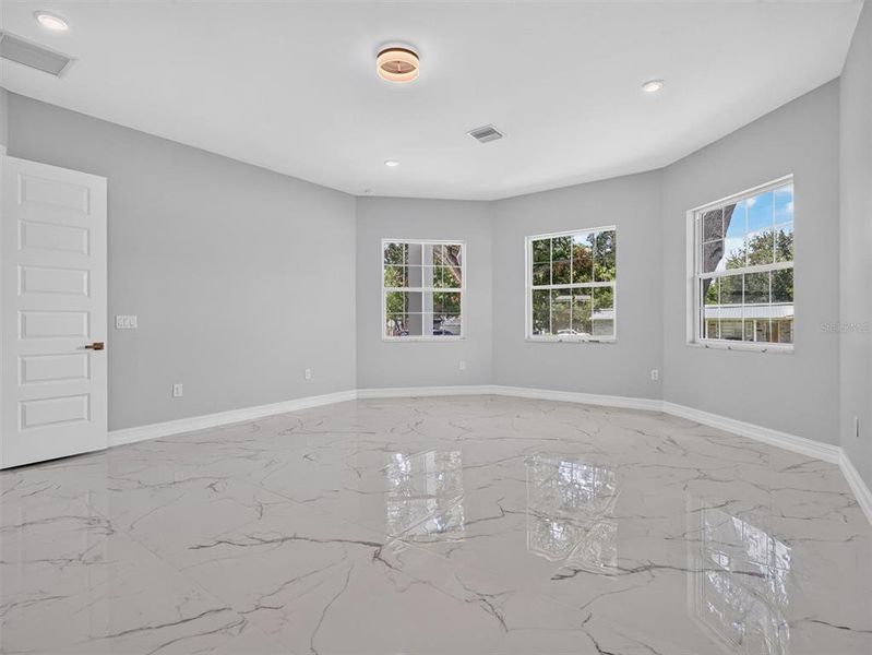 Spacious, unfurnished interior of a new home in , Plant City (Image 23).
