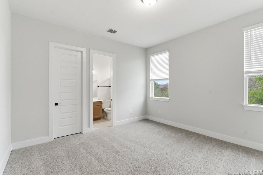 Spacious, unfurnished interior of a new home in Potranco Oaks, Castroville (Image 32).