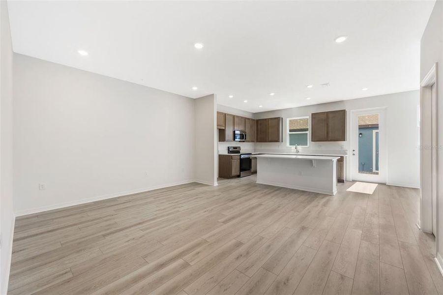 Spacious, unfurnished interior of a new home in Eden Crest, Apopka (Image 6).