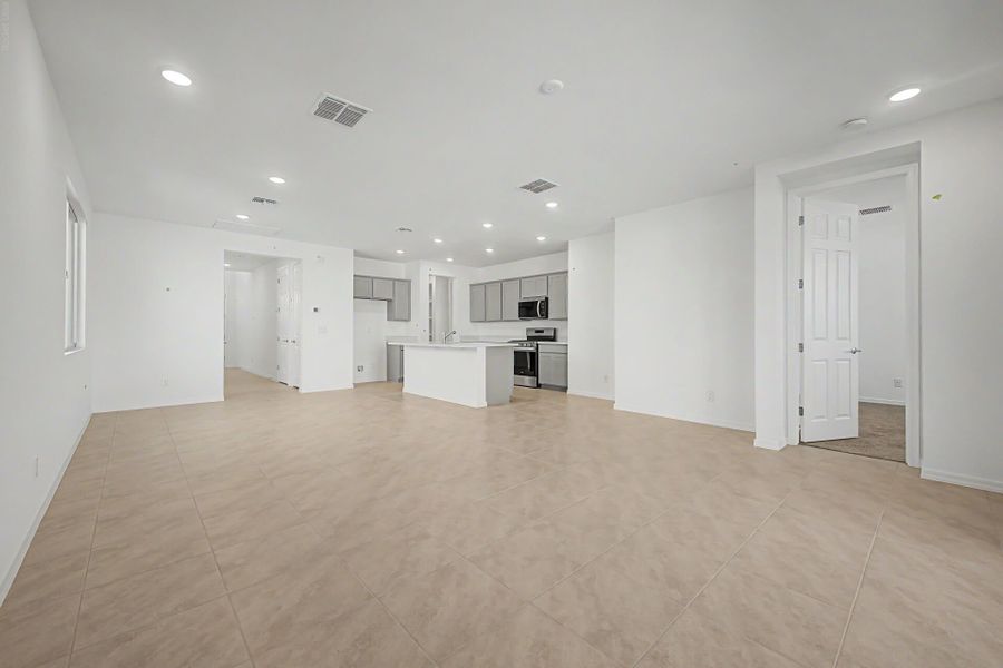 Spacious, unfurnished interior of a new home in Baker Farms, Phoenix (Image 8).