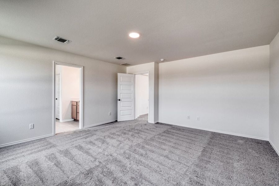 Spacious, unfurnished interior of a new home in Overlook Ranch, Georgetown (Image 24).