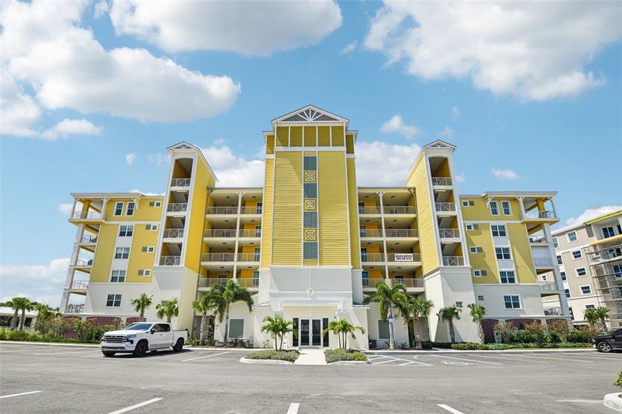 Condo located in New Smyrna Beach, FL showcasing its design and architecture (Image 5).
