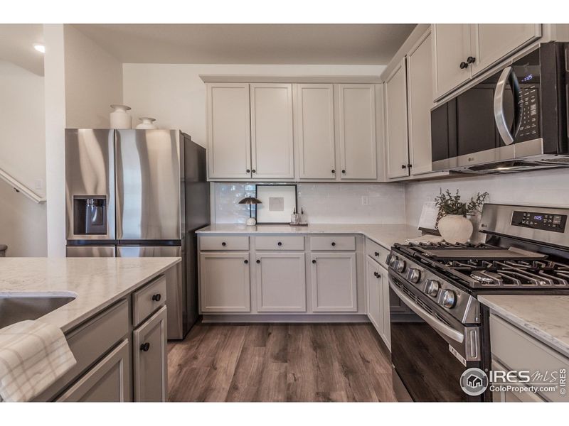 EXAMPLE PHOTO: KITCHEN W/ S.S. APPLIANCES