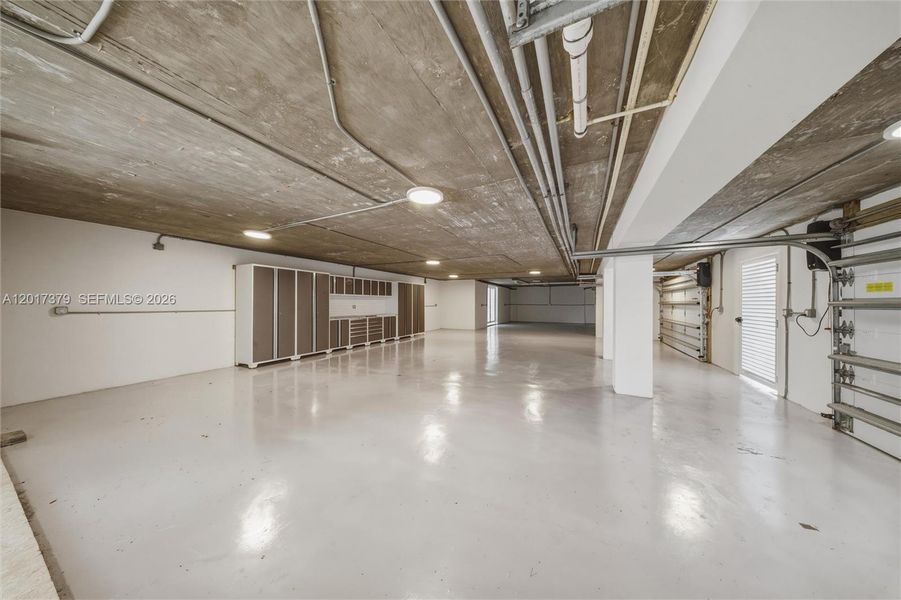 Spacious, unfurnished interior of a new home in , Islamorada, Village of Islands (Image 21).