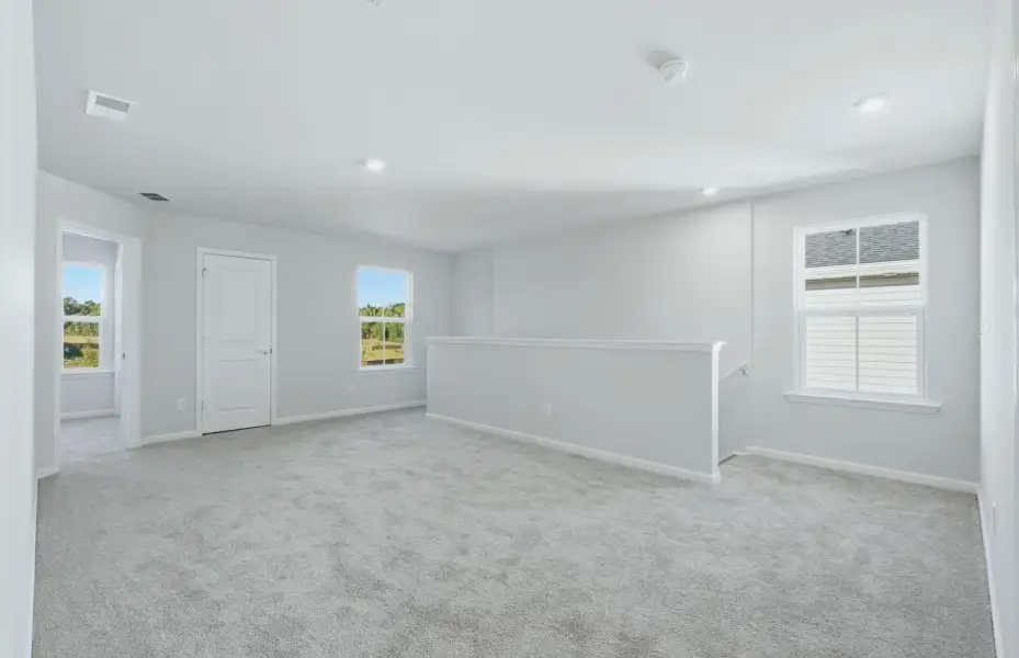 Spacious, unfurnished interior of a new home in Crestview, Spartanburg (Image 10).