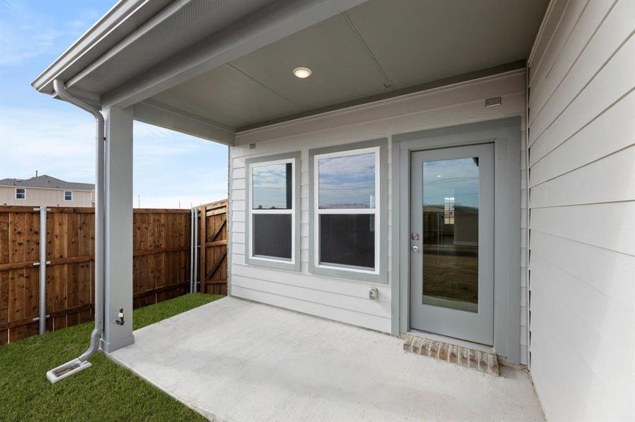 1504 Blackthorne-Patio-1