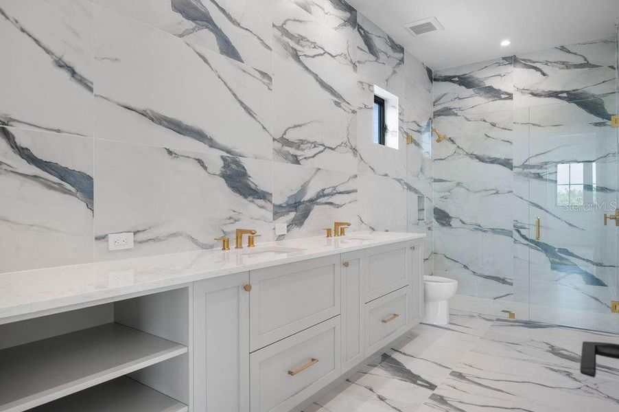 En-Suite Bath-Bedroom 1