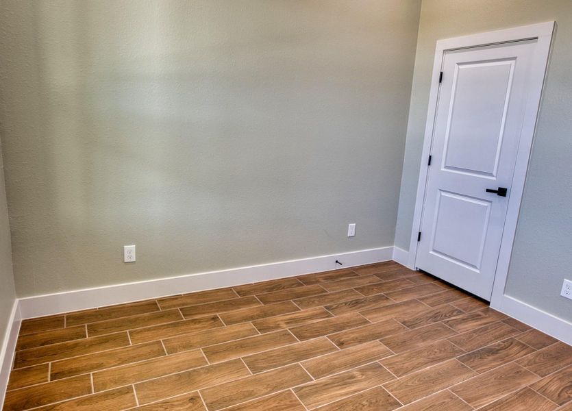 Spacious, unfurnished interior of a new home in , Angleton (Image 34).