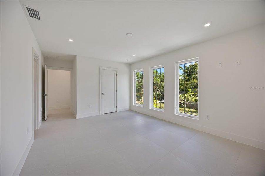 Spacious, unfurnished interior of a new home in , Sarasota (Image 61).