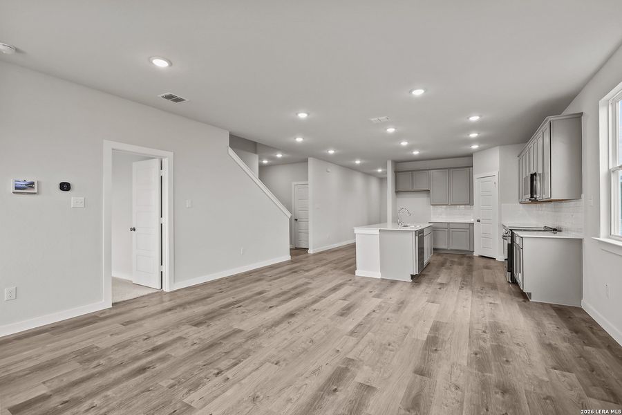 Spacious, unfurnished interior of a new home in Cinco Lakes, San Antonio (Image 23).