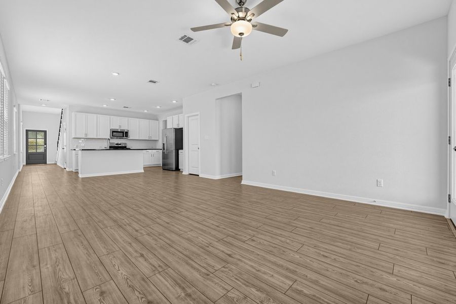Spacious, unfurnished interior of a new home in Sunfield, Buda (Image 13).