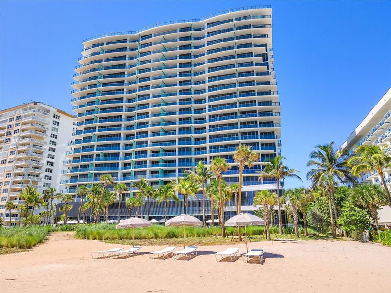 Condo located in Pompano Beach, FL showcasing its design and architecture (Image 4).