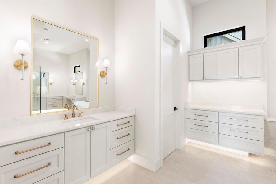 A luxurious primary bathroom for easy mornings A luxurious primary bathroom for easy mornings