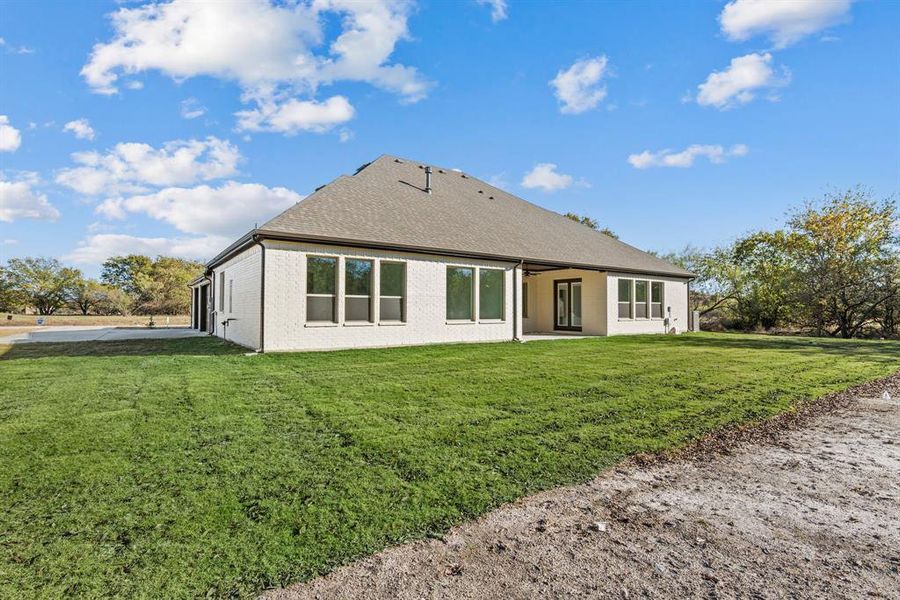 Exterior details and patio area of a home in Rolling Creek Ranch, Aledo (Image 4).