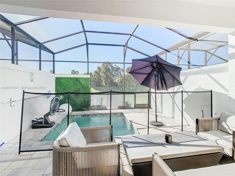Exterior details and patio area of a home in , Clermont (Image 3).