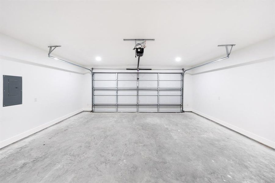 Spacious, unfurnished interior of a new home in , Sulphur Springs (Image 27).