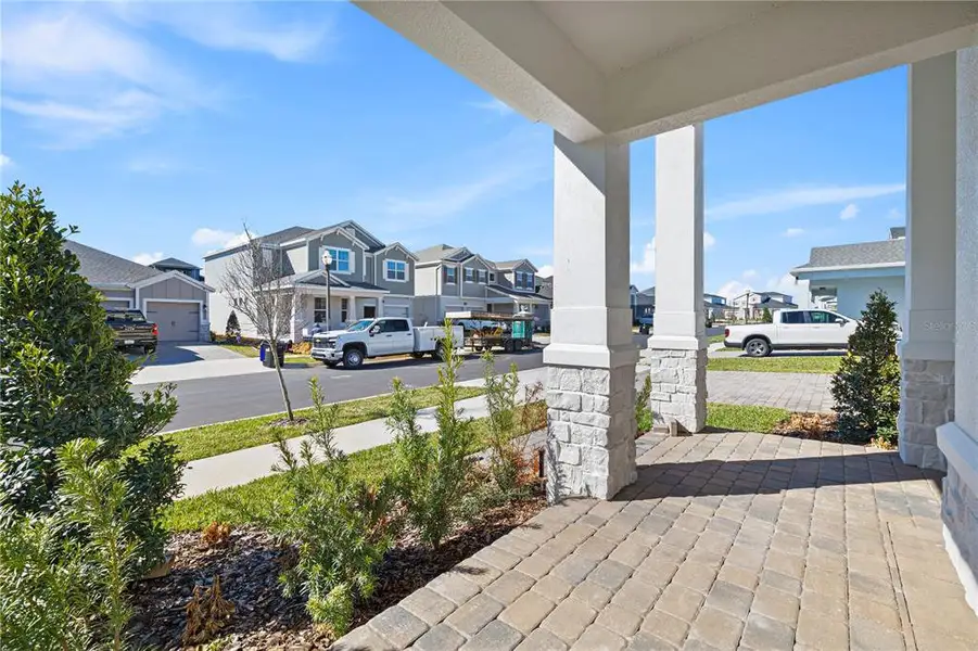 Exterior details and patio area of a home in , Winter Garden (Image 4).