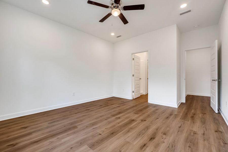 Spacious, unfurnished interior of a new home in Barton's Bend, Crestview (Image 38).