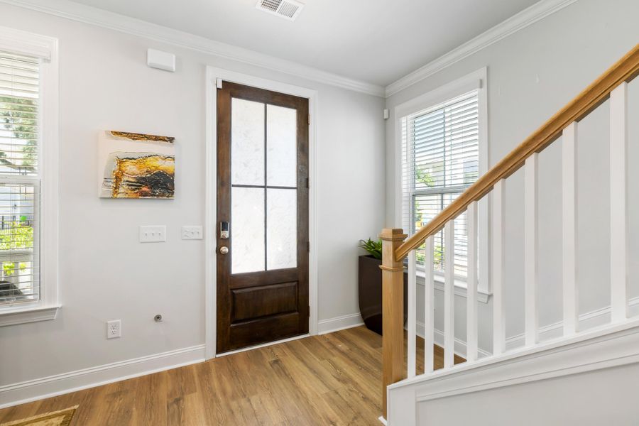 Spacious, unfurnished interior of a new home in Oak Bluff, Charleston (Image 20).