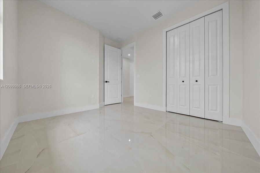Spacious, unfurnished interior of a new home in , Lehigh Acres (Image 10).