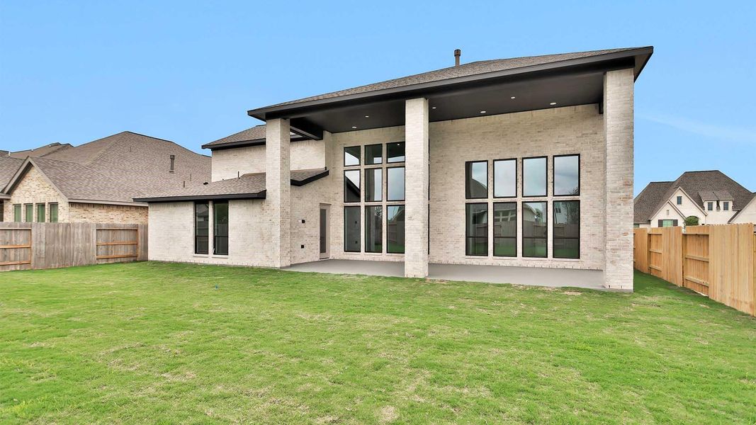 Exterior details and patio area of a home in Valencia, Manvel (Image 3).