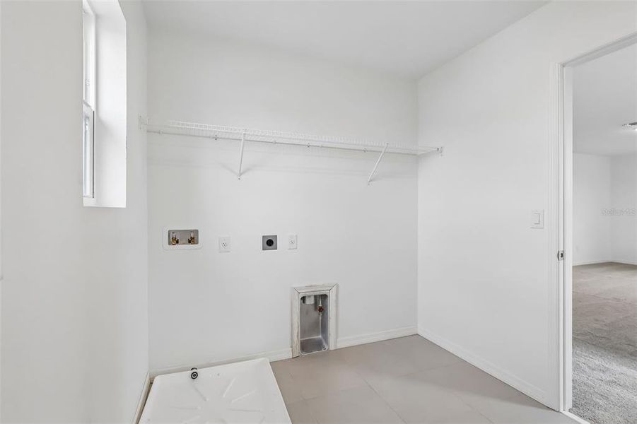 Spacious, unfurnished interior of a new home in Eagletail Landings, Howey-in-the-Hills (Image 13).