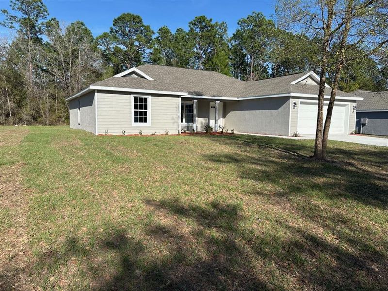 Exterior details and patio area of a home in , Dunnellon (Image 18).