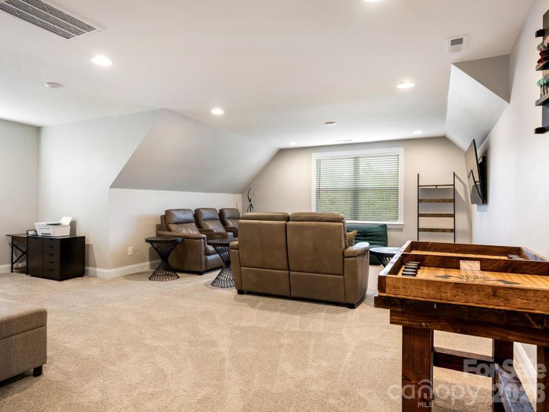 Upper Flr, Bonus Room w/recessed lighting (16x22)