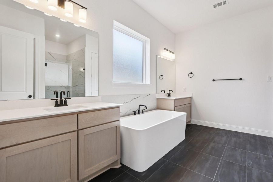 Furnished interior view inside a new home in Sienna 65', Missouri City (Image 8).