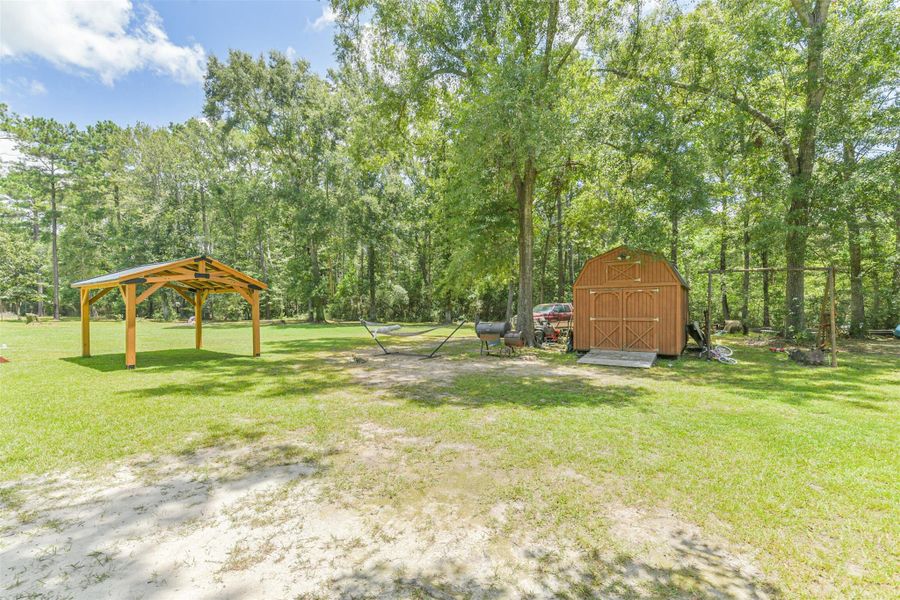The Gazebo is not transferred with the sale but the brown shed is :) The Gazebo is not transferred with the sale but the brown shed is :)