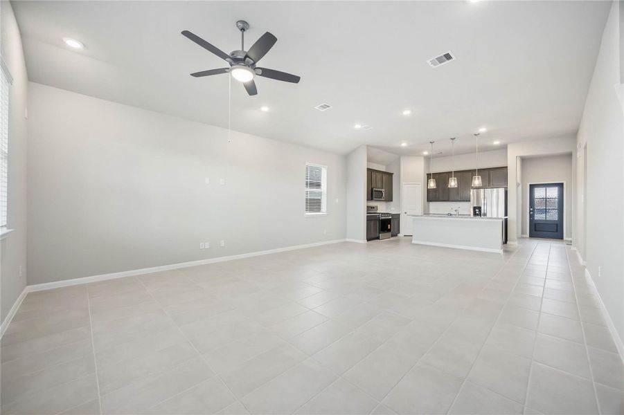 Spacious, unfurnished interior of a new home in Sunterra, Katy (Image 15).