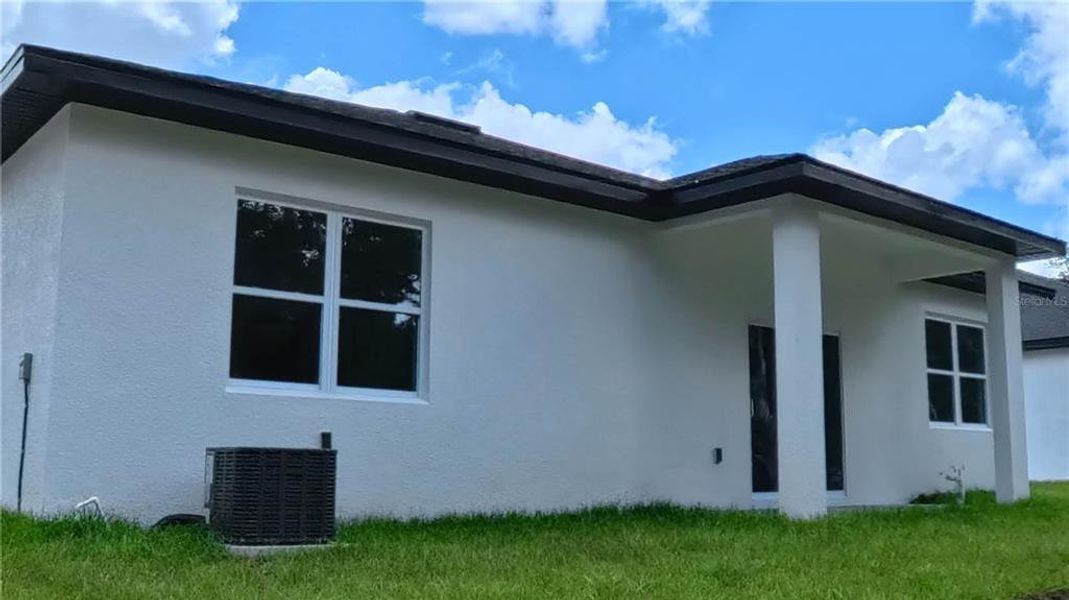 Exterior details and patio area of a home in , Dunnellon (Image 2).
