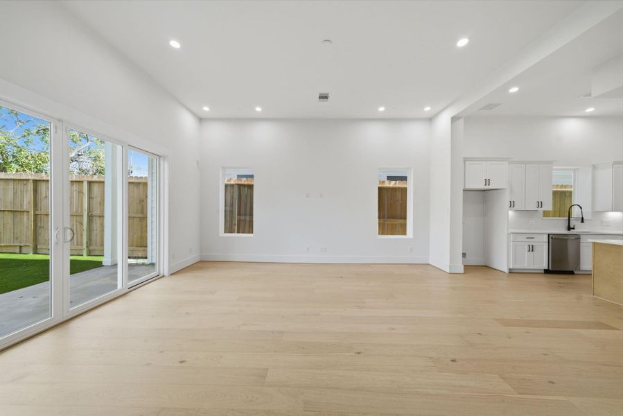 Spacious, unfurnished interior of a new home in , Houston (Image 29).