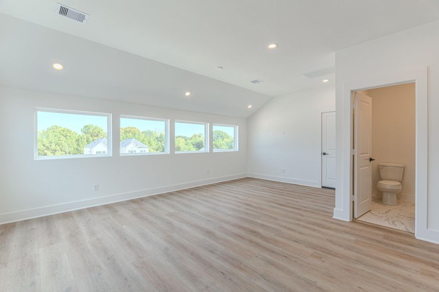 Spacious, unfurnished interior of a new home in , Houston (Image 26).