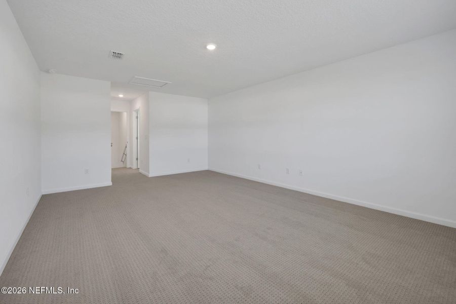 Spacious, unfurnished interior of a new home in Jennings Farm, Middleburg (Image 42).