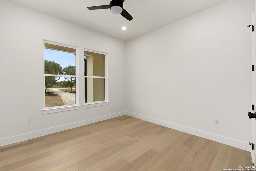 Spacious, unfurnished interior of a new home in , Bandera (Image 24).