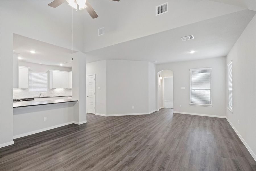 Spacious, unfurnished interior of a new home in Sunterra, Katy (Image 13).