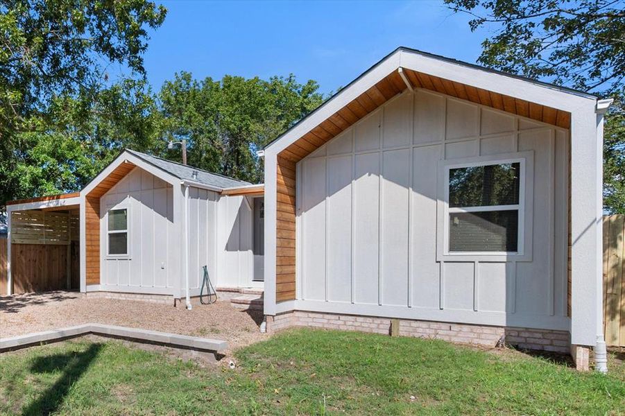 Exterior details and patio area of a home in , Mexia (Image 24).