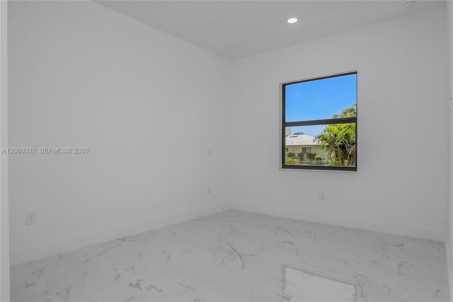 Spacious, unfurnished interior of a new home in , Cape Coral (Image 14).