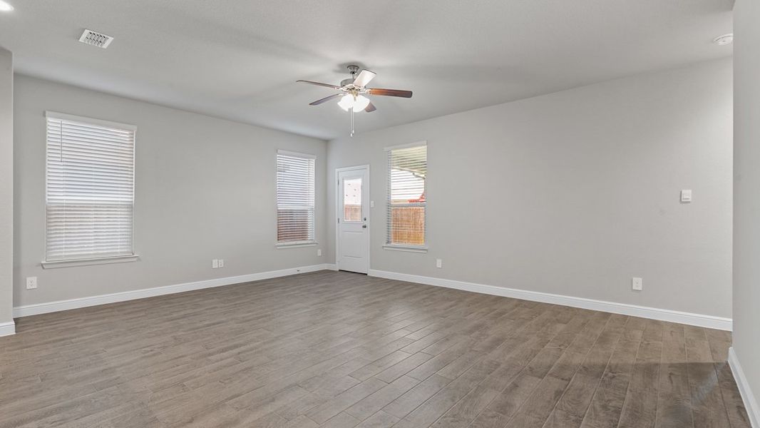 Spacious, unfurnished interior of a new home in Trails of Elizabeth Creek, Fort Worth (Image 18). Spacious, unfurnished interior of a new home in Trails of Elizabeth Creek, Fort Worth (Image 18).