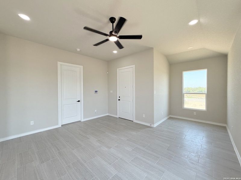 Spacious, unfurnished interior of a new home in , La Vernia (Image 22).