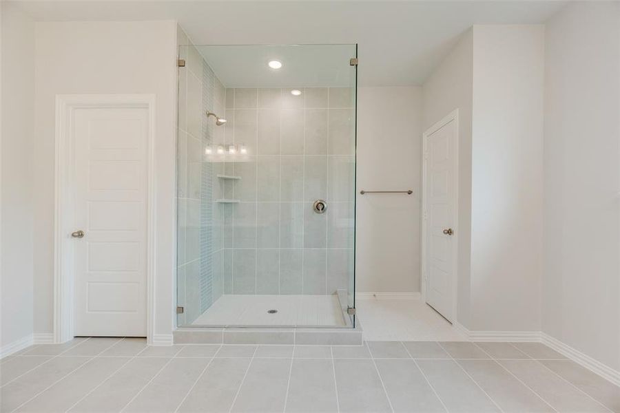 Spacious, unfurnished interior of a new home in Valencia On The Lake, Little Elm (Image 19). Spacious, unfurnished interior of a new home in Valencia On The Lake, Little Elm (Image 19).