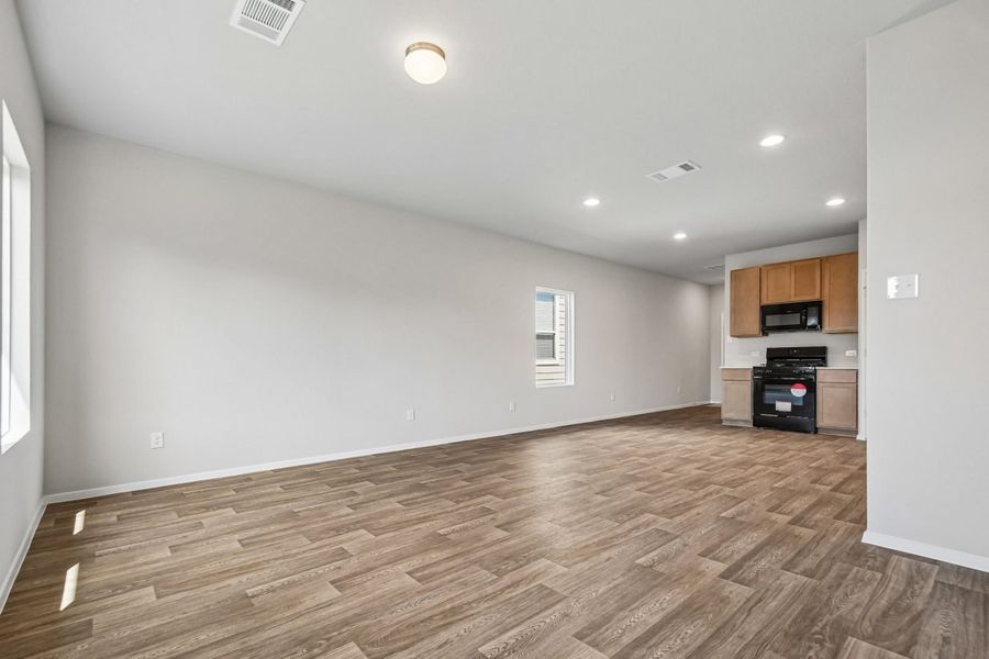 Spacious, unfurnished interior of a new home in Hymeadow, San Marcos (Image 16).