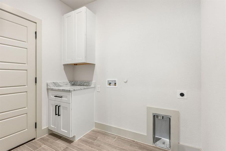 Furnished interior view inside a new home in Canyon Creek, Granbury (Image 6).