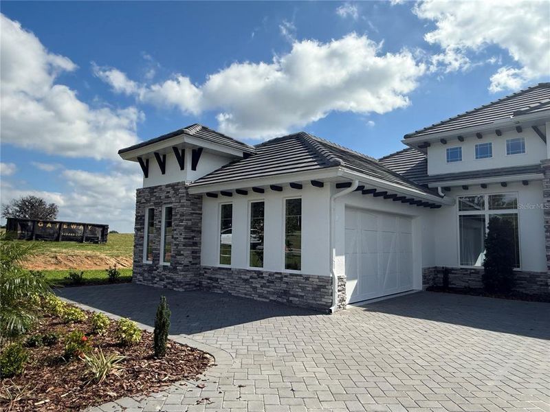 Exterior details and patio area of a home in West Hill Estates, Dade City (Image 19).