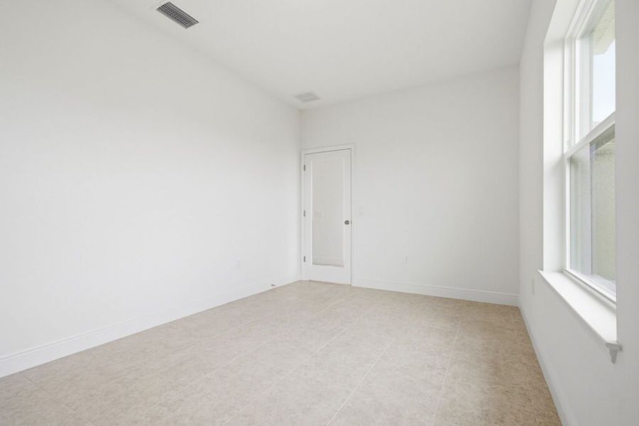 Spacious, unfurnished interior of a new home in Cape Coral, Cape Coral (Image 19).
