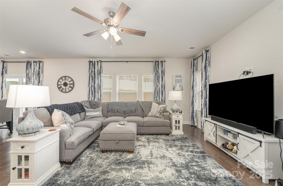 Nice open space with lots of light Nice open space with lots of light